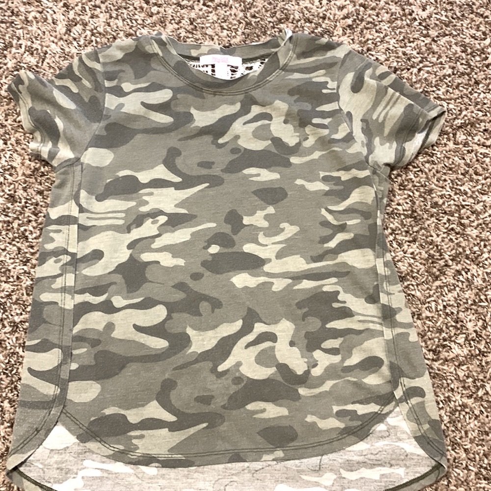 Color is green and white and size is L
